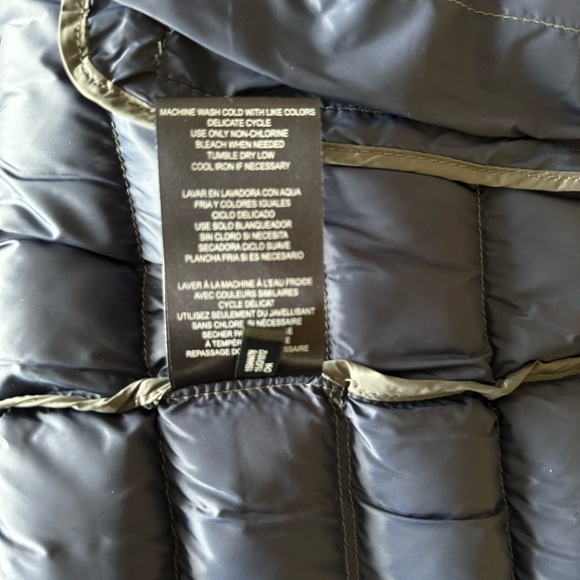 Tommy Hilfiger
Men's Quilted Vest size medium new with tags - Picture 13 of 15